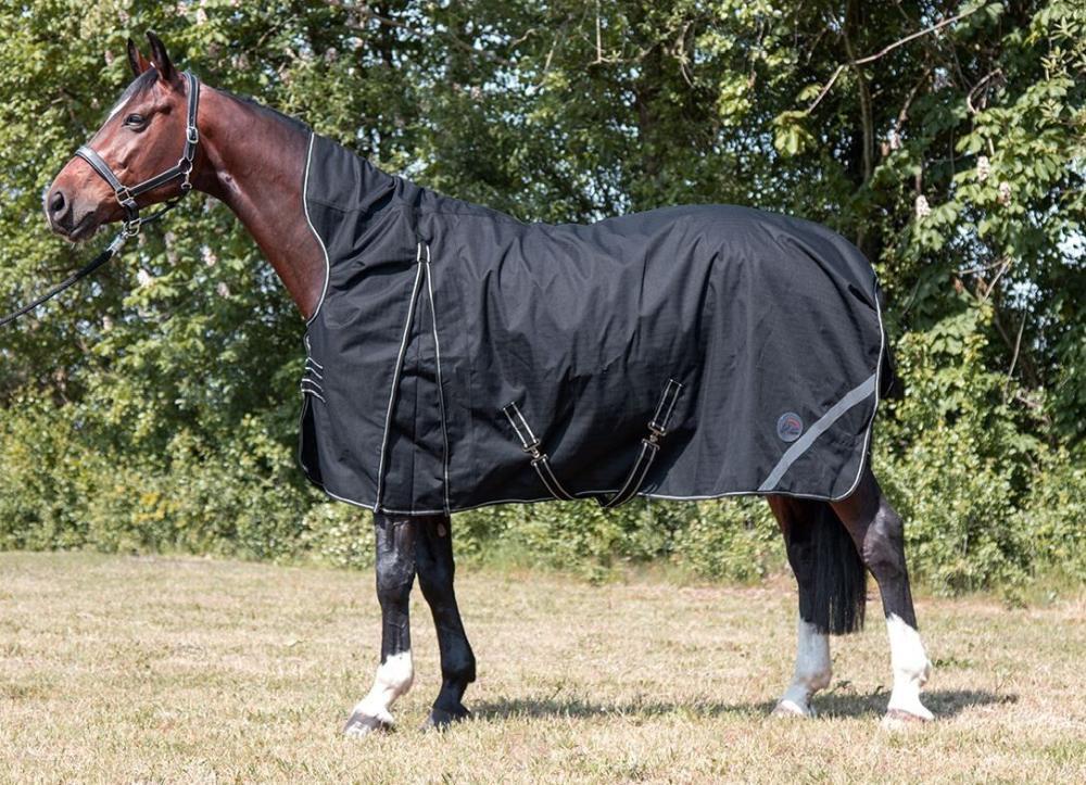 HKM Highneckdecke Innsbruck - 1200 D, 400 g Wattefüllung, schwarz Braunes Pferd von der Seite mit der schwarzen HKM Highneck Weidedecke Innsbruck 400g mit weißen Ziernähten.