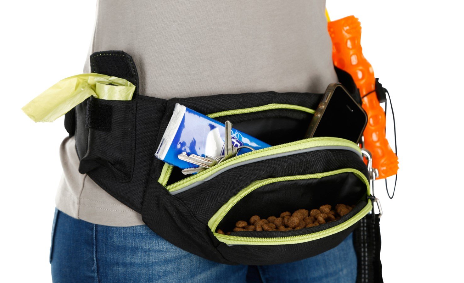 Schwarzer Trainings-Bauchgurt Active mit neongrünen Reißverschlüssen, gefüllt mit Leckerlis und Zubehör.