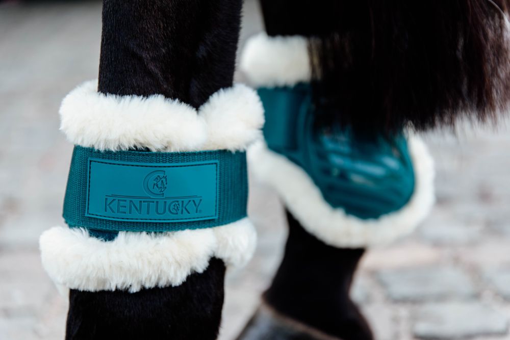 KENTUCKY® HORSEWEAR vegane Lammfell-Streichkappe Young Horse, smaragdgrün