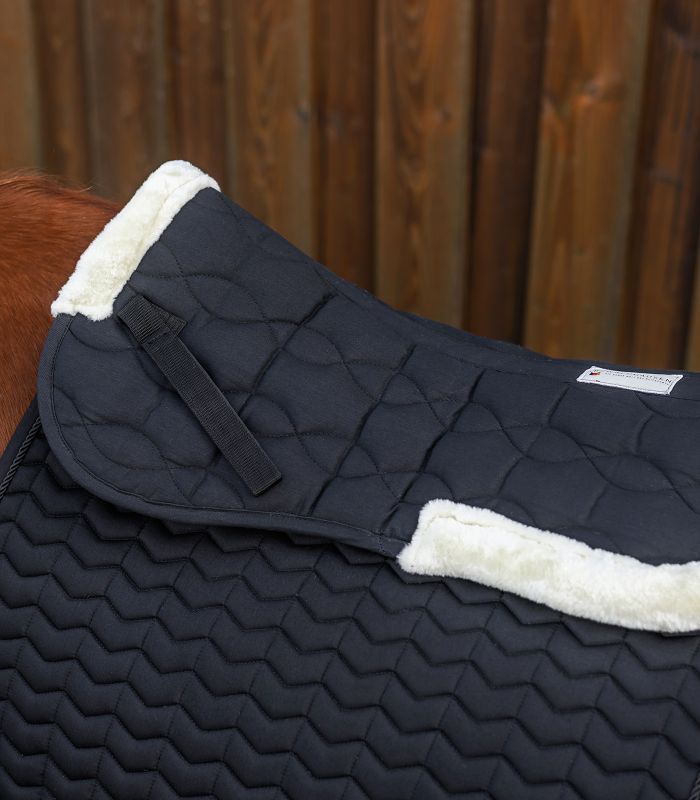 WALDHAUSEN Sattelkissen mit Synthetik-Fell, schwarz/natur Schwarzes, gestepptes WALDHAUSEN Sattelkissen mit naturfarbenem Synthetik-Fell am Widerrist und am hinteren Rand.