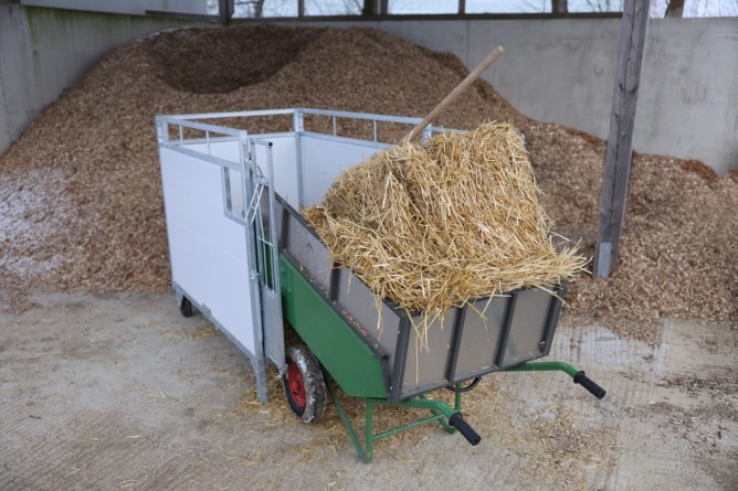 KERBL Kälberbox Premium mit schwenkbarem Boden