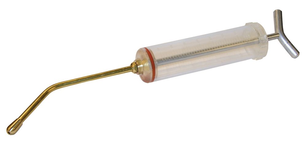 Transparente Eingabespritze 400 ml mit Skala, gebogenem Applikator aus Messing und T-Griff aus Metall.