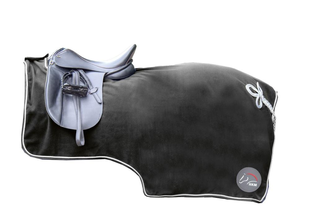 Schwarze HKM Nieren-Abschwitzdecke aus Fleece mit Sattelausschnitt, weißer Kordel und Schweifriemen.