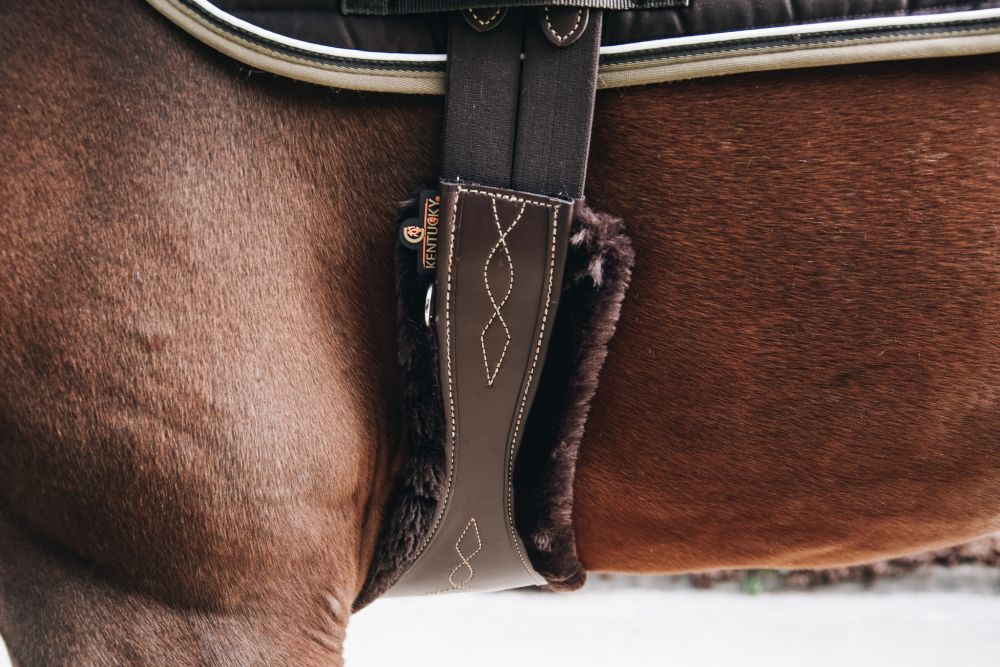 KENTUCKY® HORSEWEAR Schaffell-Gurtschoner für Gurt Anatomic, braun