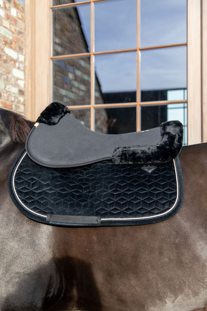 KENTUCKY® HORSEWEAR Schaffell Sattelpad Anatomic Absorb, schwarz