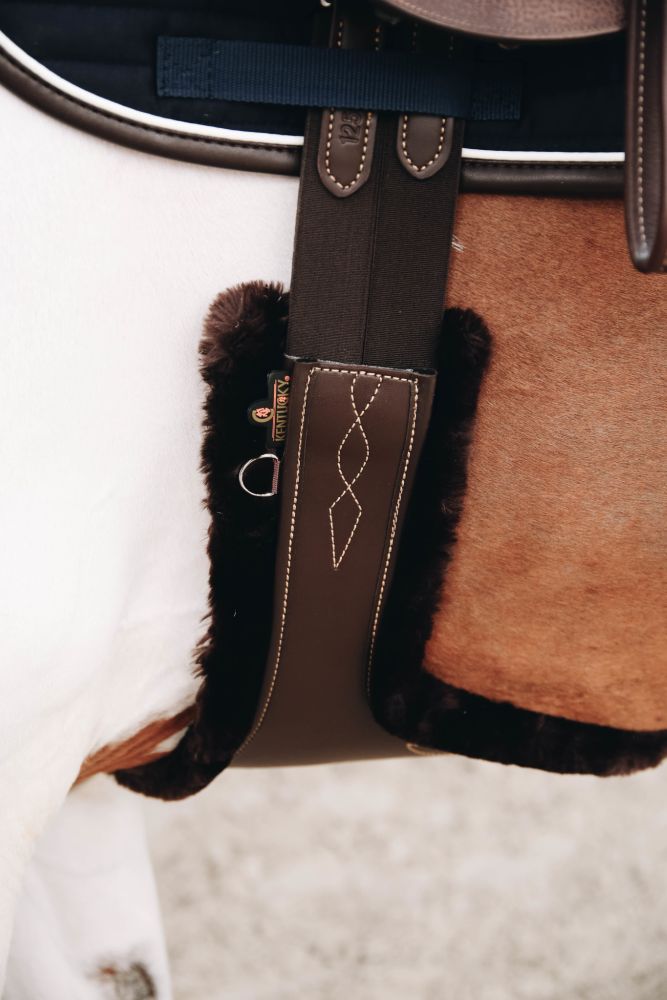 KENTUCKY® HORSEWEAR Schaffell-Gurtschoner für Stollengurt, braun