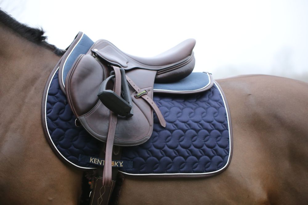 KENTUCKY® HORSEWEAR Sattelpad Anatomic Absorb, marine/weiß/braun