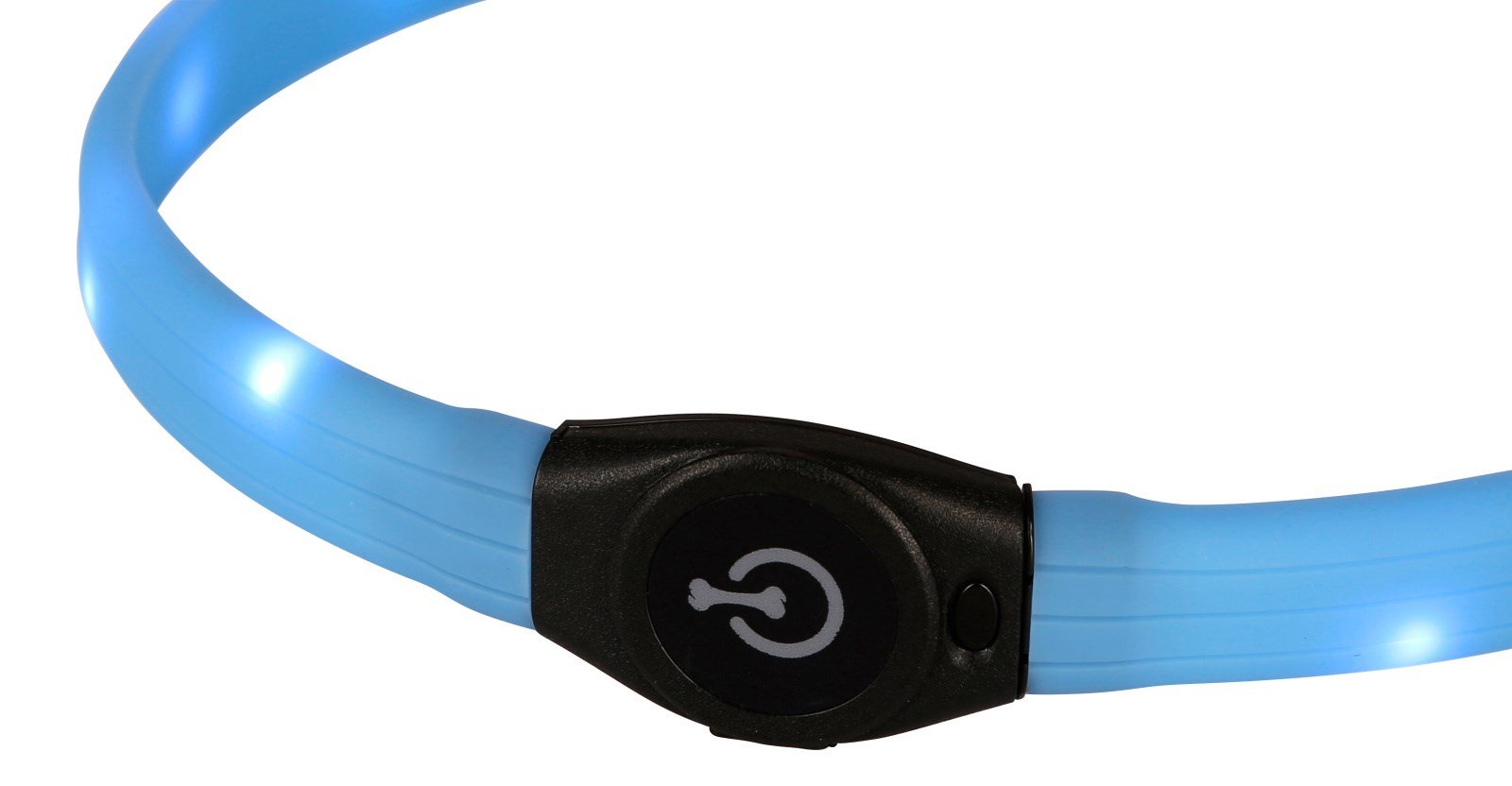 Detailansicht des blauen Kerbl LED-Halsbands Maxi Safe. Das leuchtende Silikonband mit schwarzem Power-Knopf.