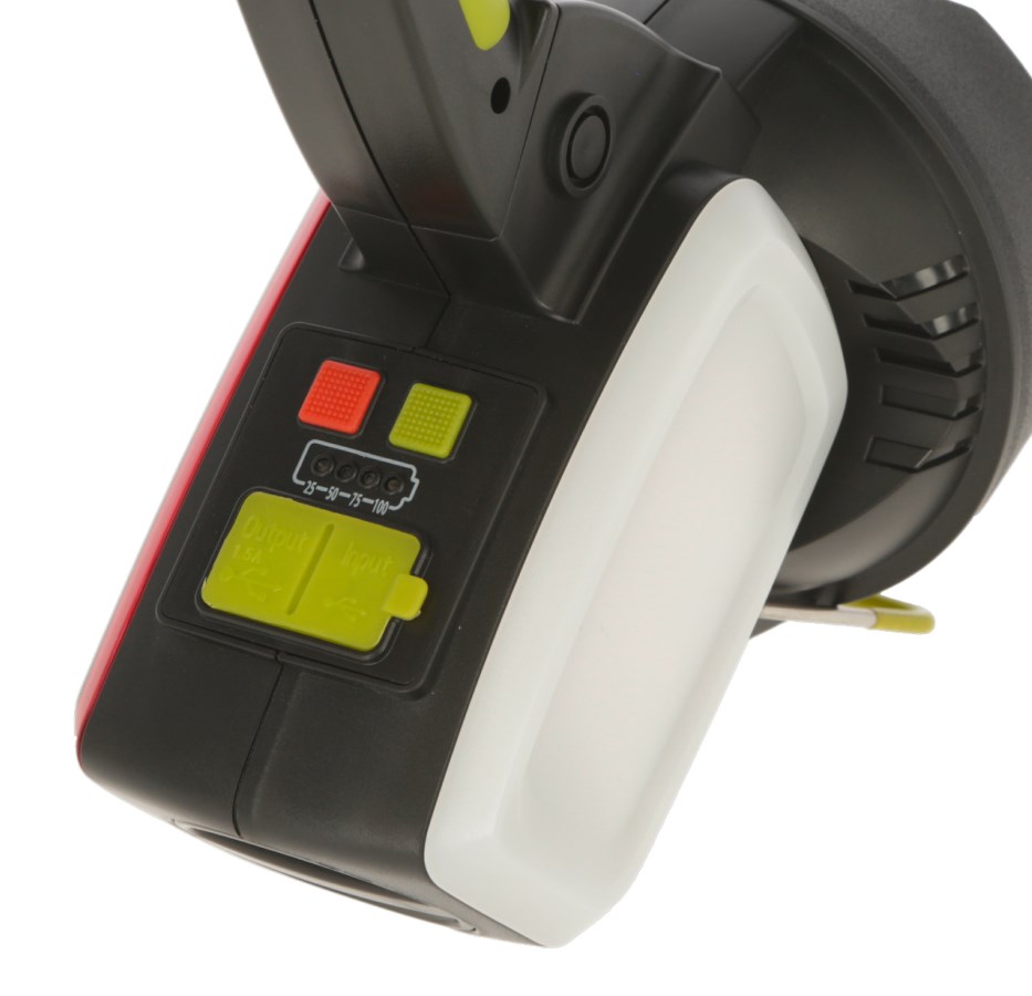 Nahaufnahme der Bedienelemente des Akku-Handscheinwerfers mit Ladeanzeige und USB-Ports unter grüner Schutzkappe.