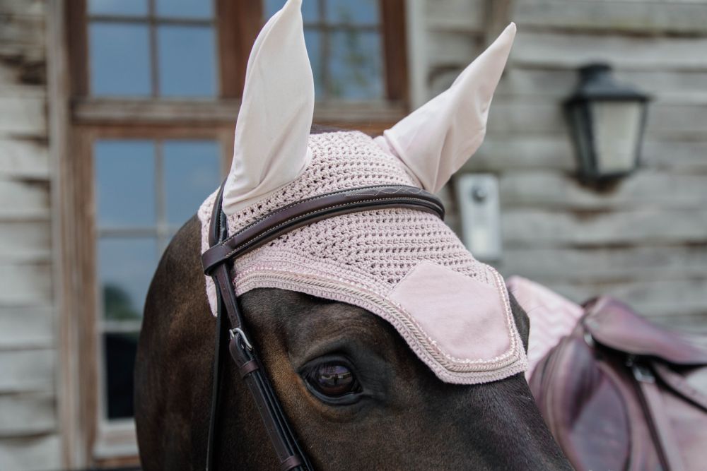 KENTUCKY® HORSEWEAR Fliegenhaube Wellington Velvet Pearls, zartes rosa