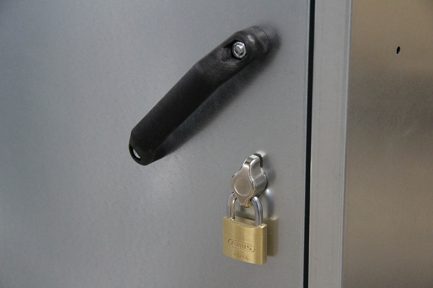 GROWI® Sattelschrank mit Vorrichtung für Vorhangschloss, 60 cm breit