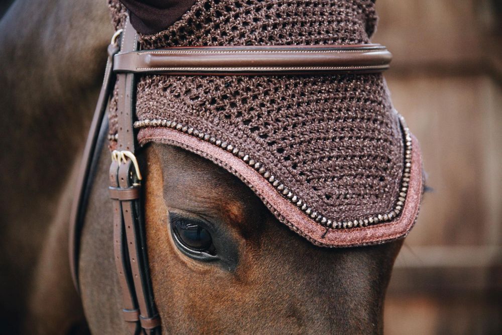 KENTUCKY® HORSEWEAR Fliegenhaube Wellington mit Glitzereinfassung Soundless, braun