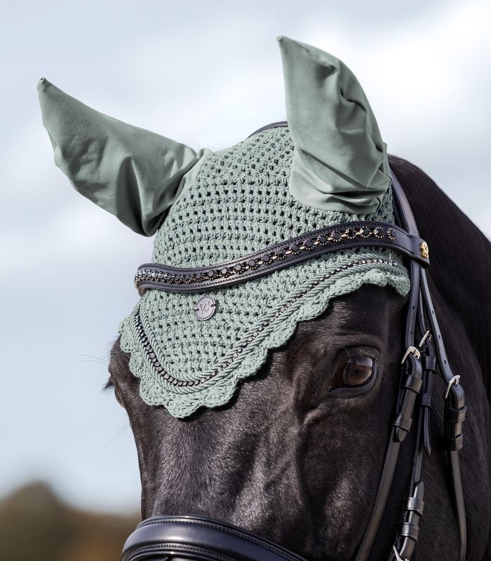 WALDHAUSEN Fliegenohren Nepal, silberblau Silberblaue WALDHAUSEN Fliegenohren Nepal aus gehäkelter Baumwolle an einem schwarzen Pferd mit Lederzaumzeug.