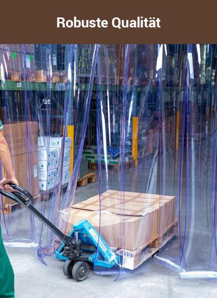 Transparenter PVC Streifenvorhang in einer Lagerhalle. Ein Hubwagen mit Palette wird durch die Lamellen geschoben.