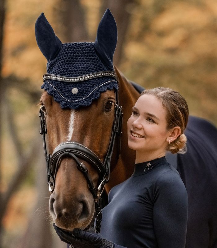 WALDHAUSEN Fliegenohren Nepal, nachtblau Nachtblaue WALDHAUSEN Fliegenohren Nepal mit Strasssteinen am Kopf eines braunen Pferdes neben seiner Reiterin.