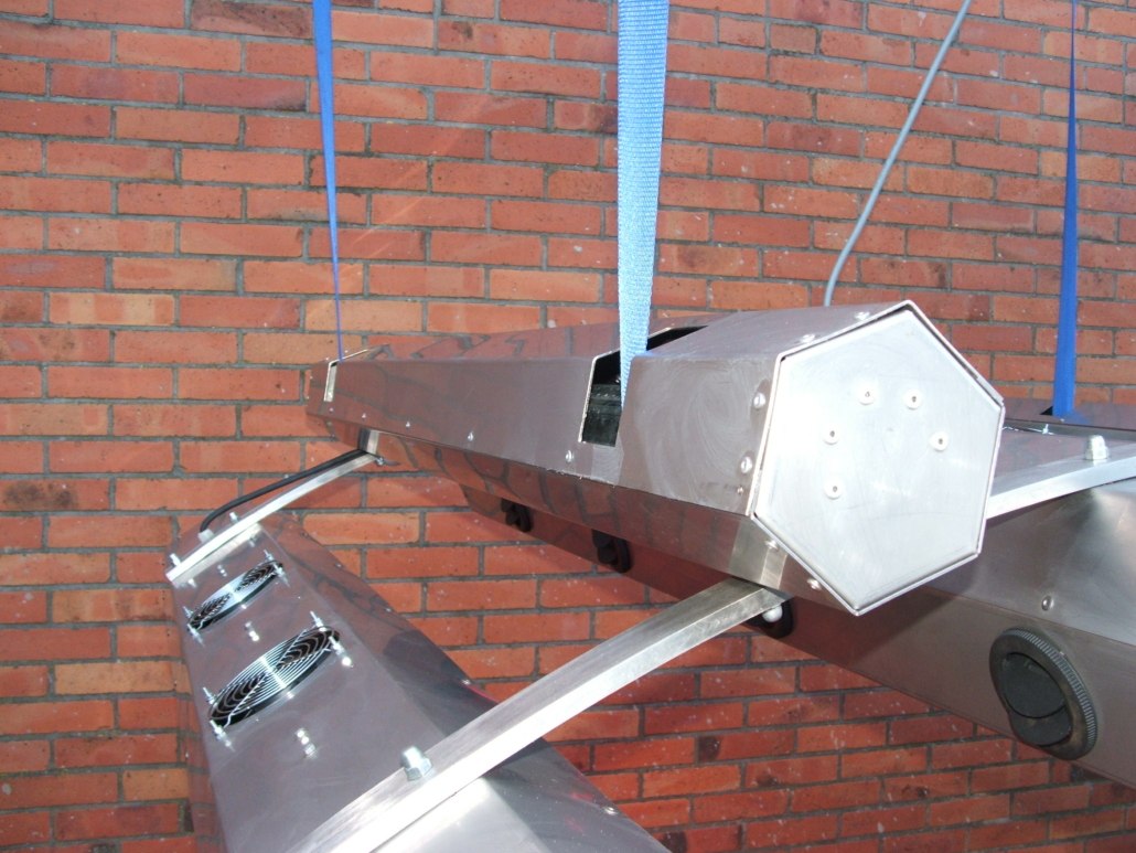 Nahaufnahme des Summerwind Pferdesolariums für die Therapie aus Edelstahl mit integrierten Lüftern.