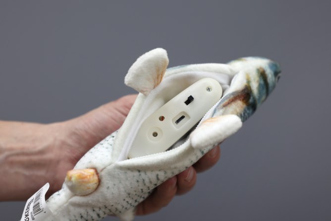 KERBL Katzenspielzeug Jumping Fish 28 x 11 cm, elektrisch