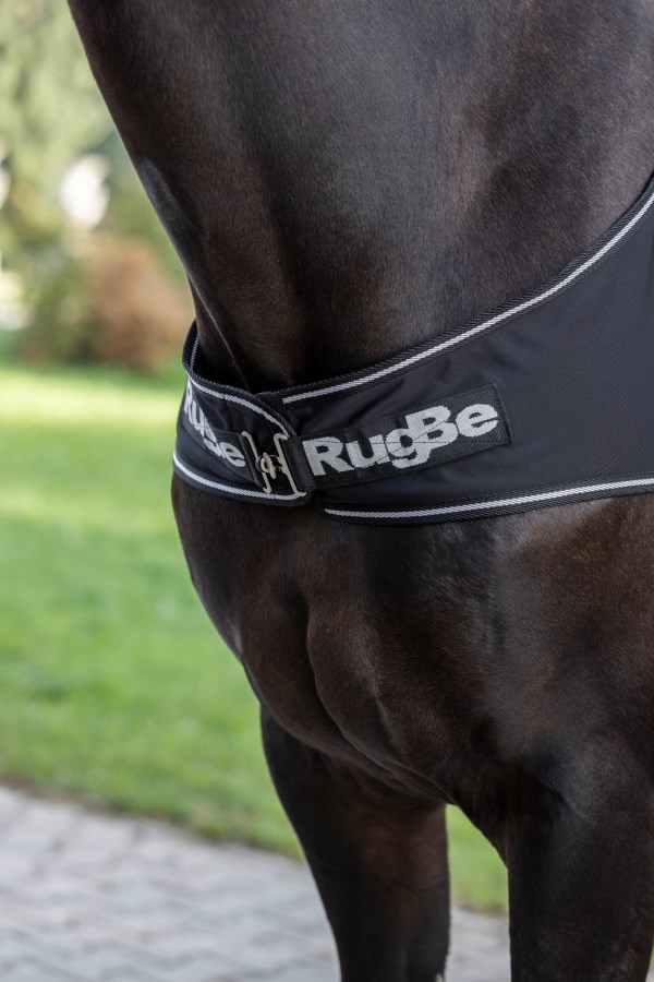 Detailansicht des Brustverschlusses der schwarzen Kerbl Führanlagendecke RugBe an einem dunkelbraunen Pferd