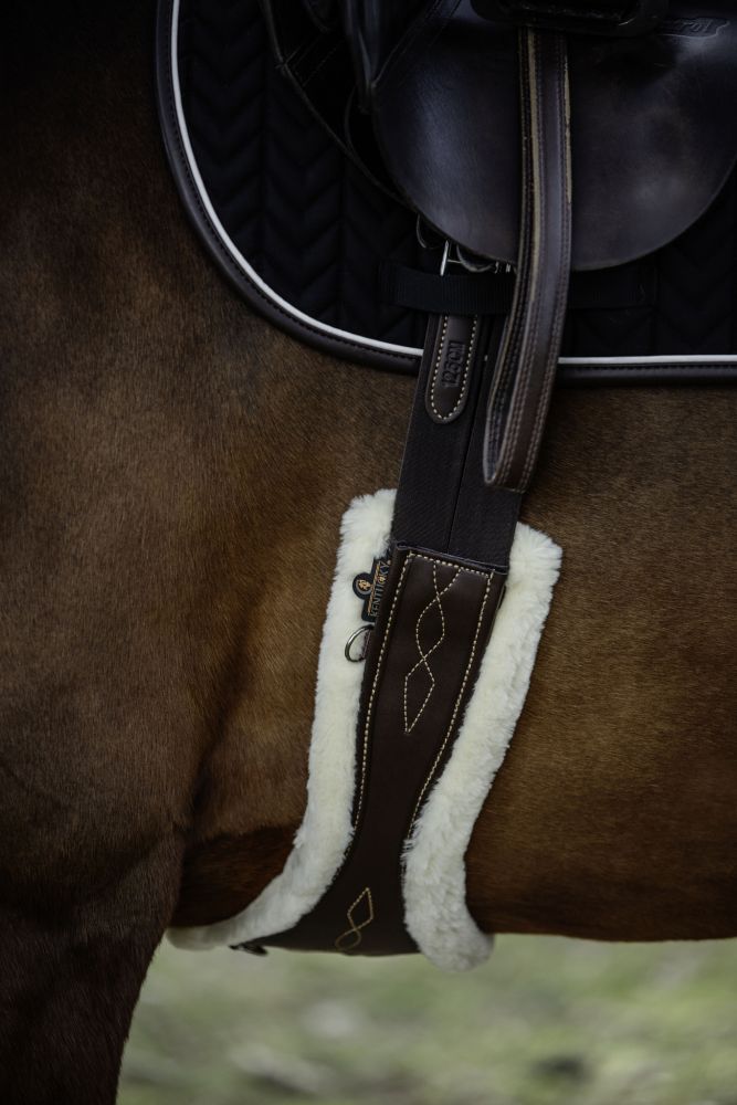 KENTUCKY® HORSEWEAR Lammfell Gurt Anatomic, braun
