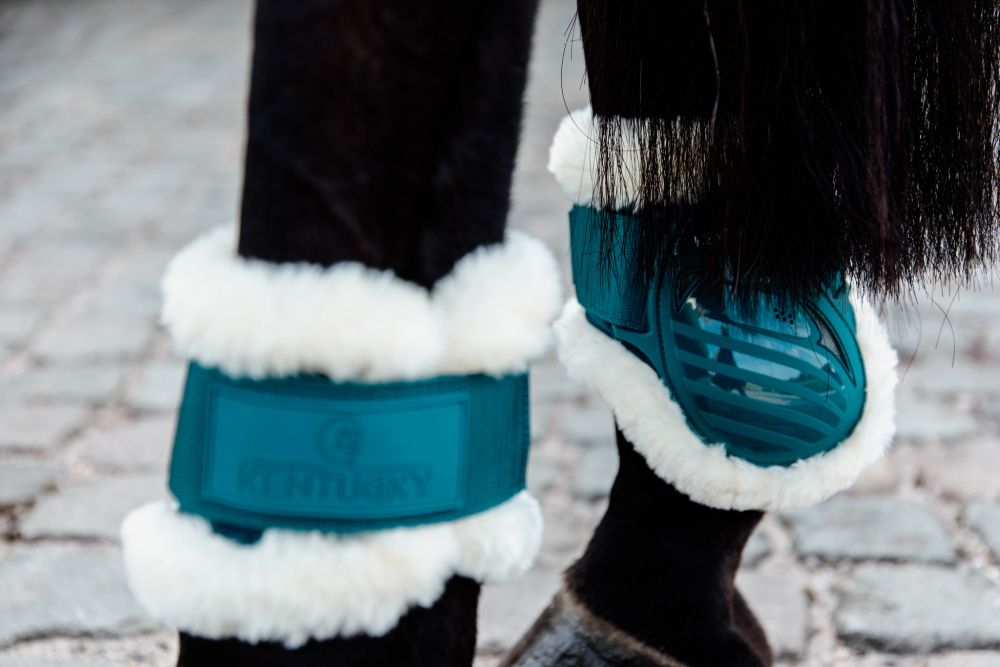 KENTUCKY® HORSEWEAR vegane Lammfell-Streichkappe Young Horse, smaragdgrün
