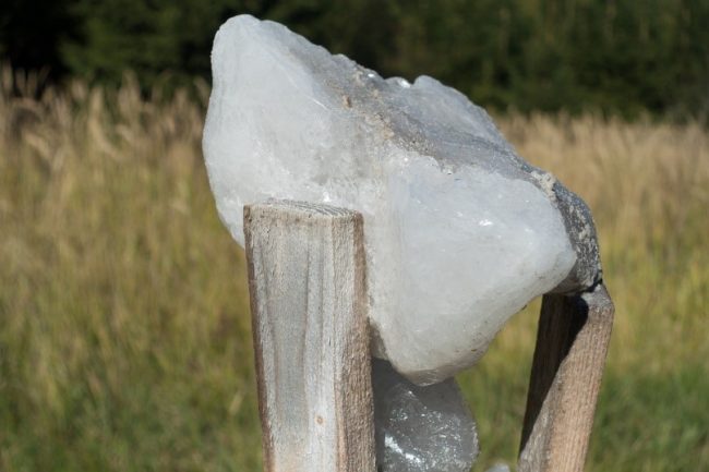 Leckstein für ein Pferd auf der Weide befestigt