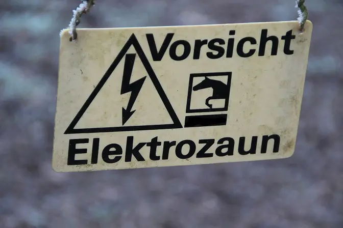 Vorsicht Elektrozaun Warnschild