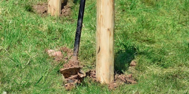 Zaunpfahl setzen mit Handbohrer