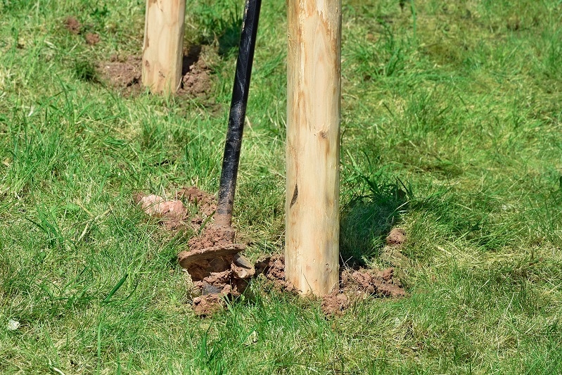 Zaunpfahl setzen mit Handbohrer